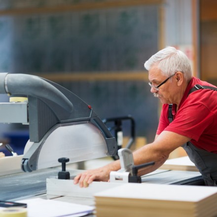  - oudere man aan het werk 