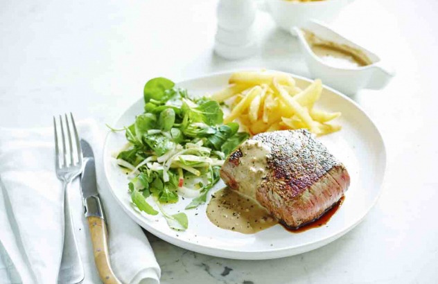 geflambeerde_pepersteak_met_gemengde_sla_en_frieten_lr_2